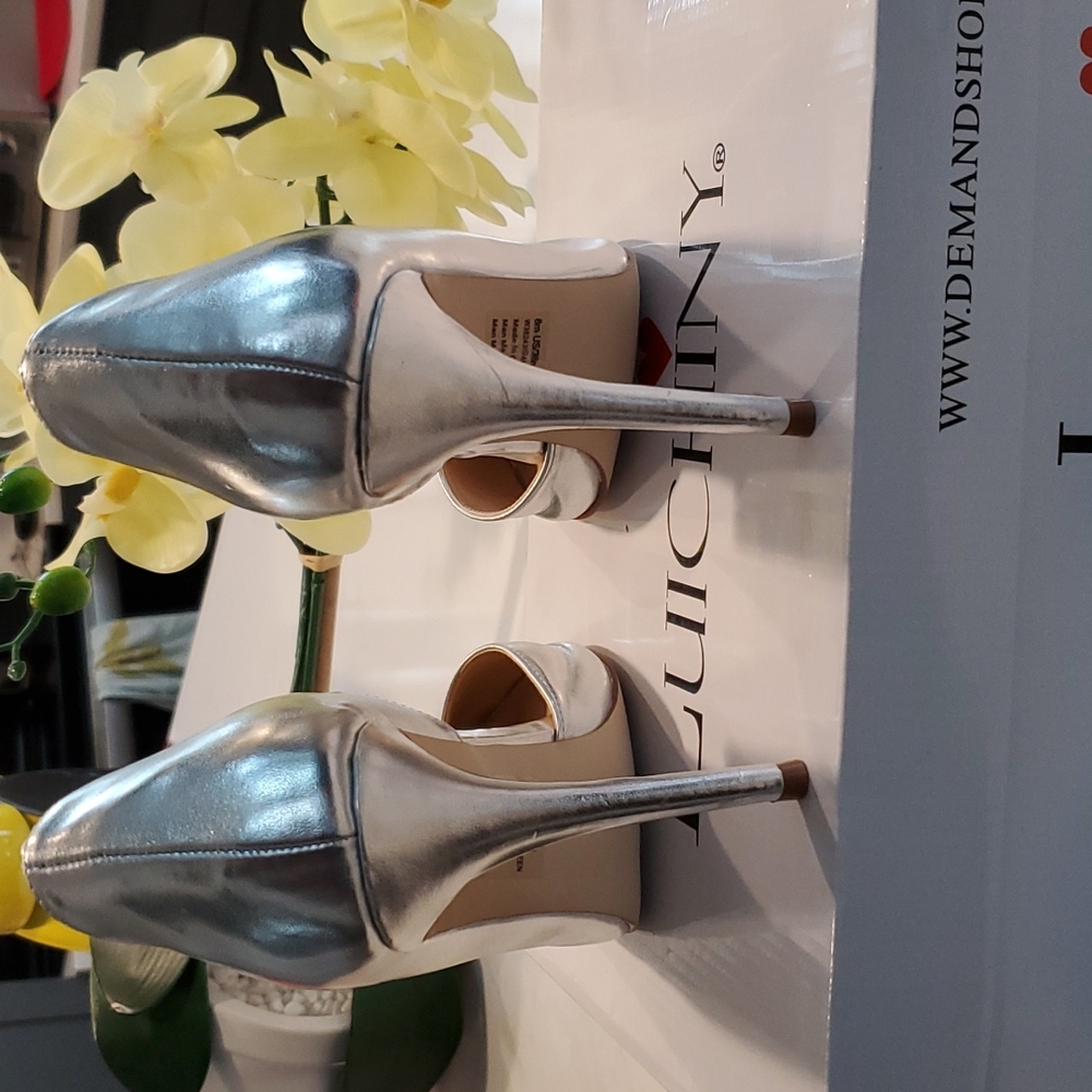 Gorgeous Silver pump! - Picture 9 of 17